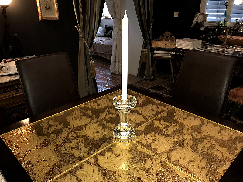 Tisch aus goldenen Villi Glasfliesen